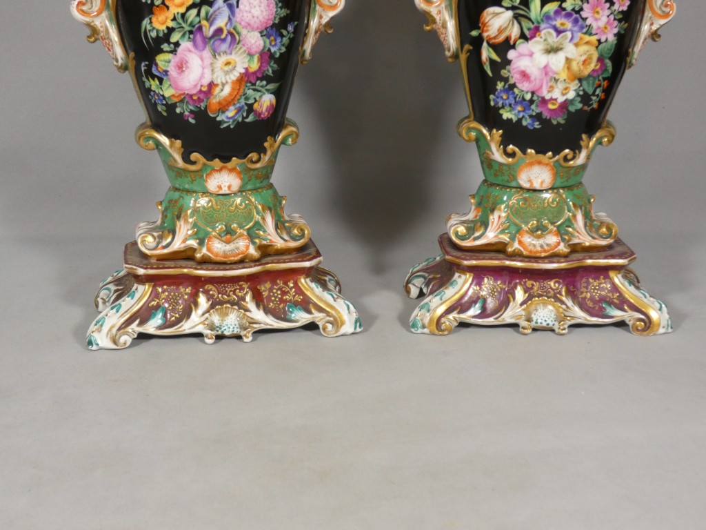 Fleurs et fruits -Paire de vases rocaille en porcelaine de Paris, vers 1850, dlg Jacob Petit – Image 8