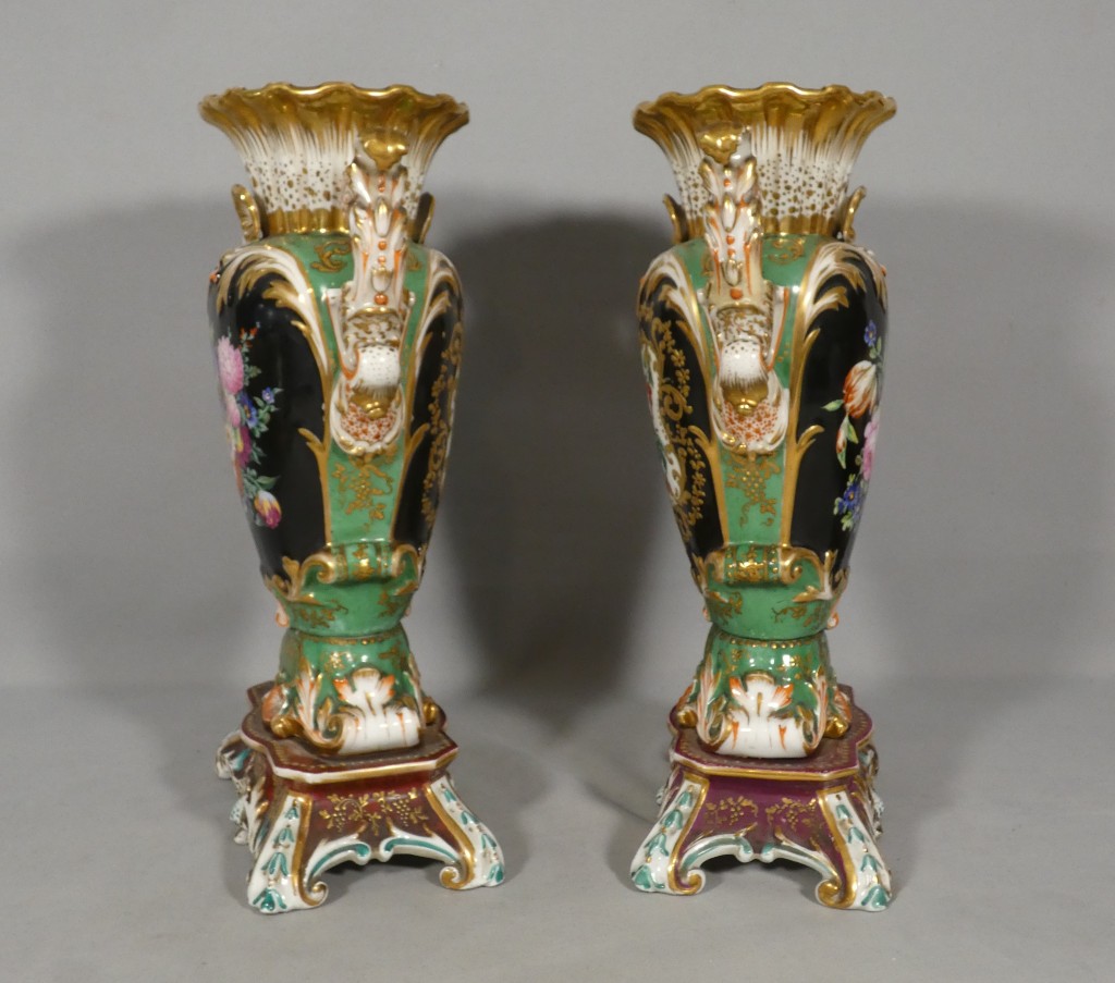 Fleurs et fruits -Paire de vases rocaille en porcelaine de Paris, vers 1850, dlg Jacob Petit – Image 9