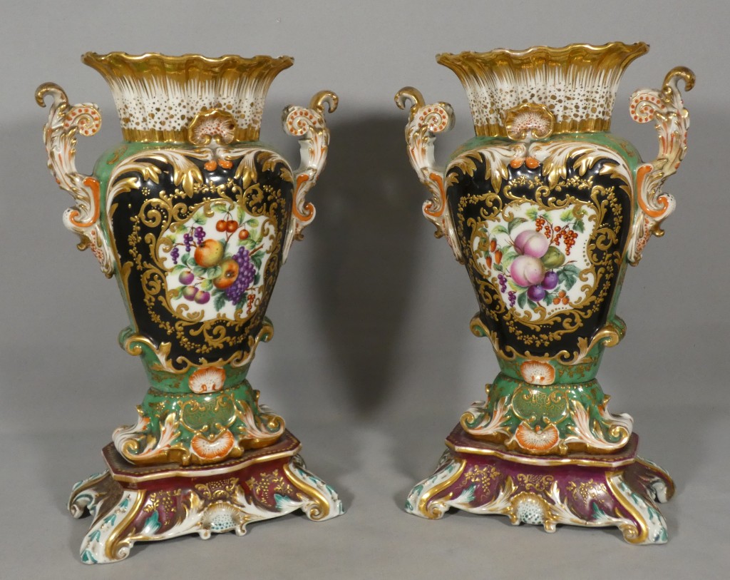 Fleurs et fruits -Paire de vases rocaille en porcelaine de Paris, vers 1850, dlg Jacob Petit – Image 3