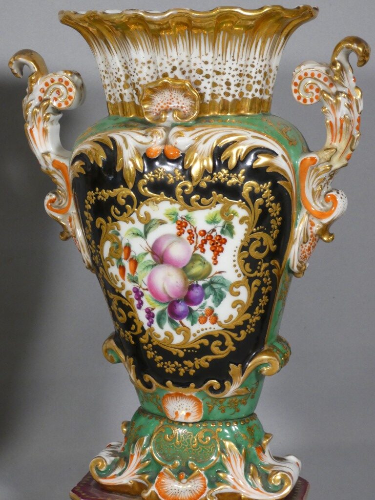 Fleurs et fruits -Paire de vases rocaille en porcelaine de Paris, vers 1850, dlg Jacob Petit – Image 5