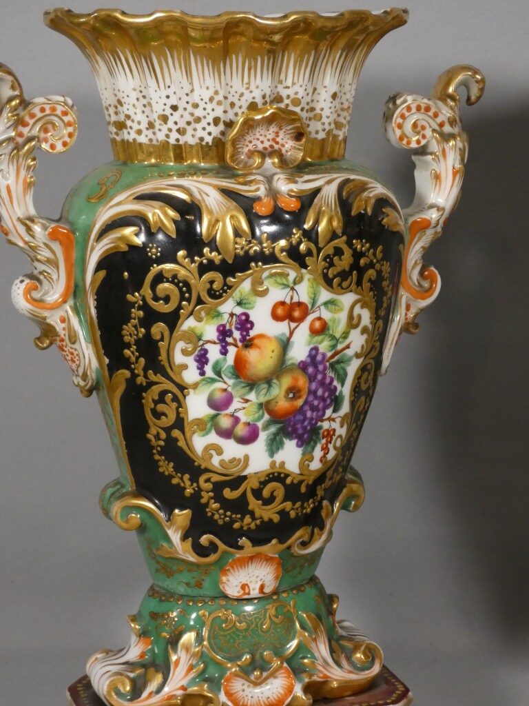 Fleurs et fruits -Paire de vases rocaille en porcelaine de Paris, vers 1850, dlg Jacob Petit – Image 4