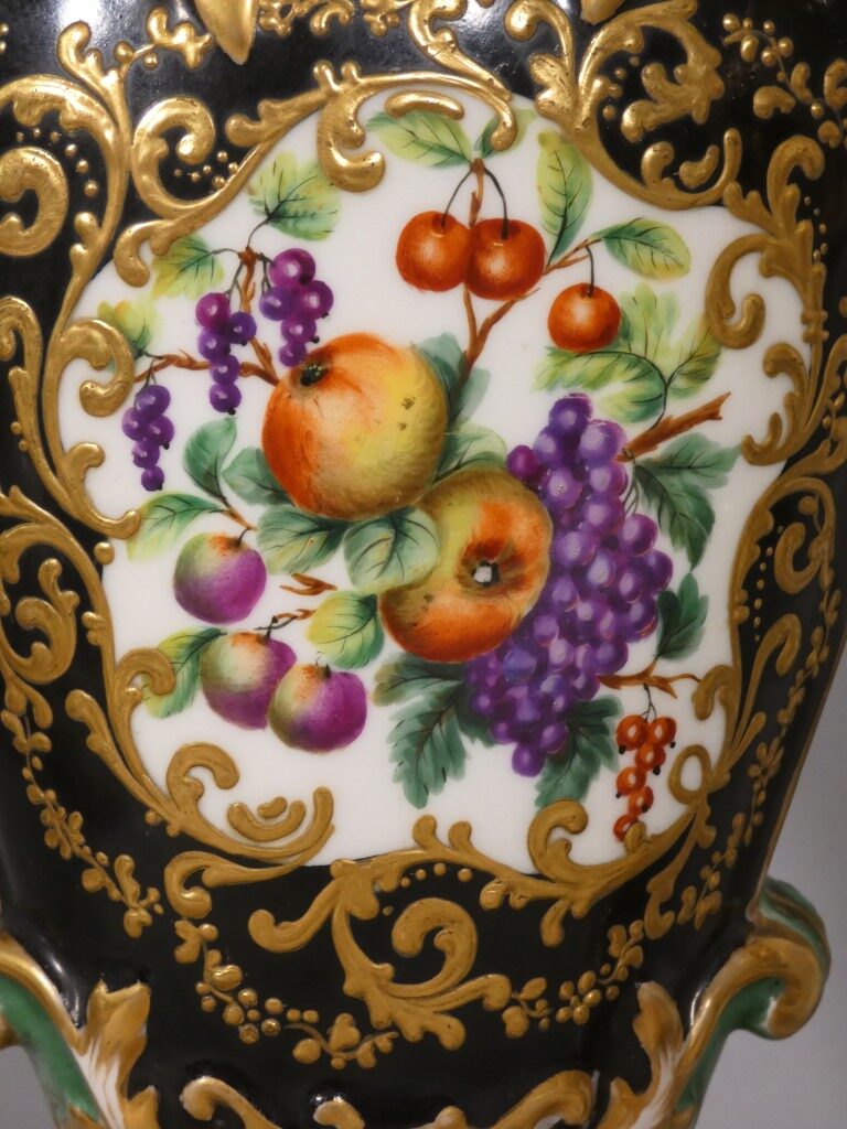Fleurs et fruits -Paire de vases rocaille en porcelaine de Paris, vers 1850, dlg Jacob Petit – Image 7