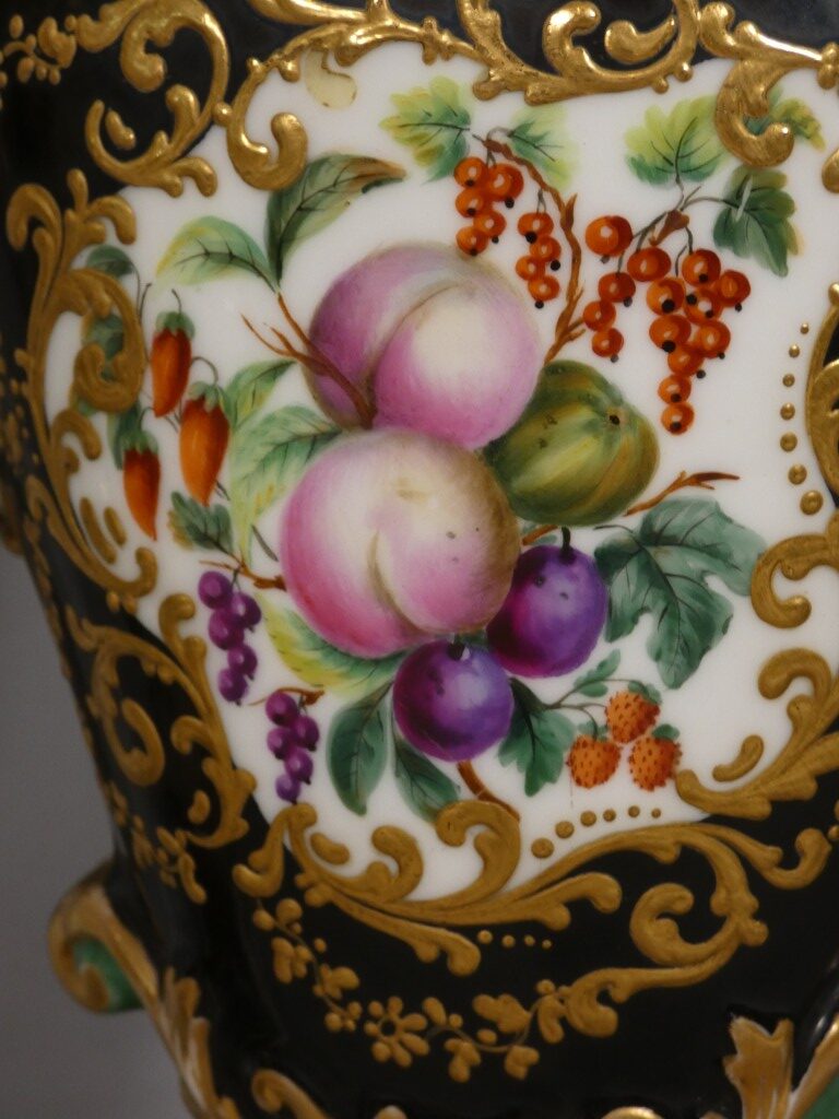 Fleurs et fruits -Paire de vases rocaille en porcelaine de Paris, vers 1850, dlg Jacob Petit – Image 6