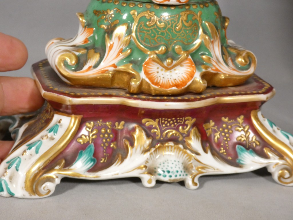 Fleurs et fruits -Paire de vases rocaille en porcelaine de Paris, vers 1850, dlg Jacob Petit – Image 10