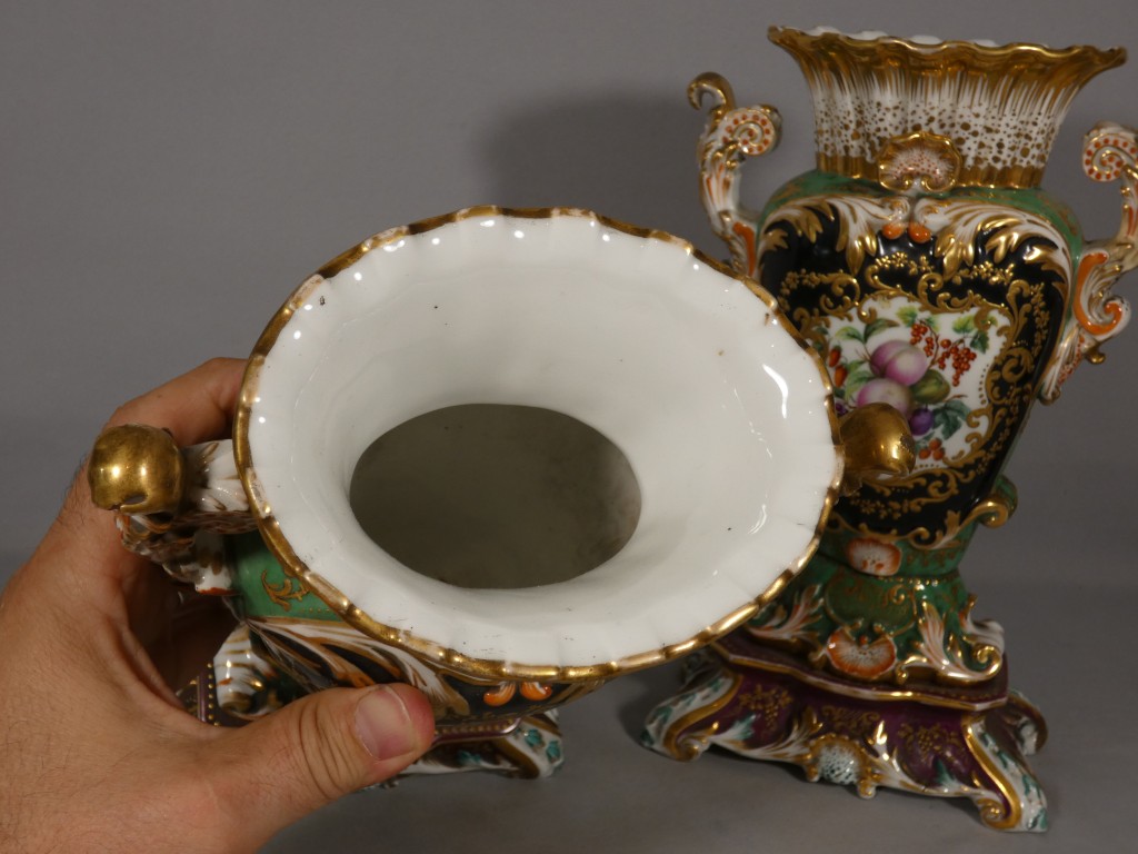 Fleurs et fruits -Paire de vases rocaille en porcelaine de Paris, vers 1850, dlg Jacob Petit – Image 11
