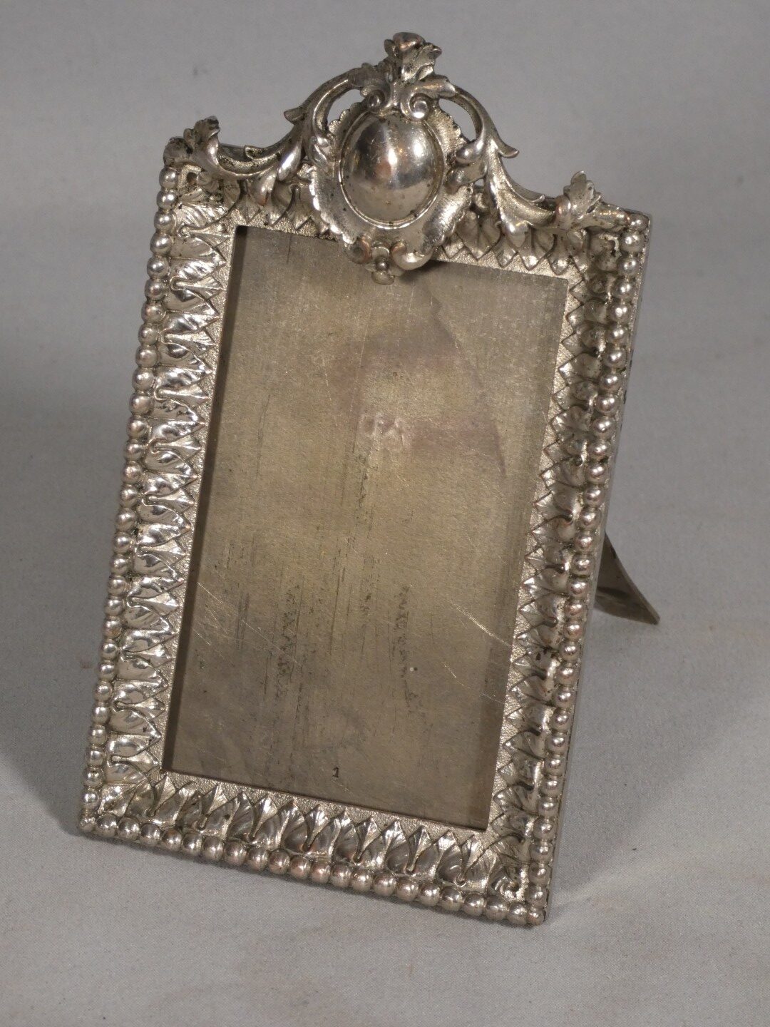 Cadre photo de style Louis XVI en bronze argenté, époque début XX ème