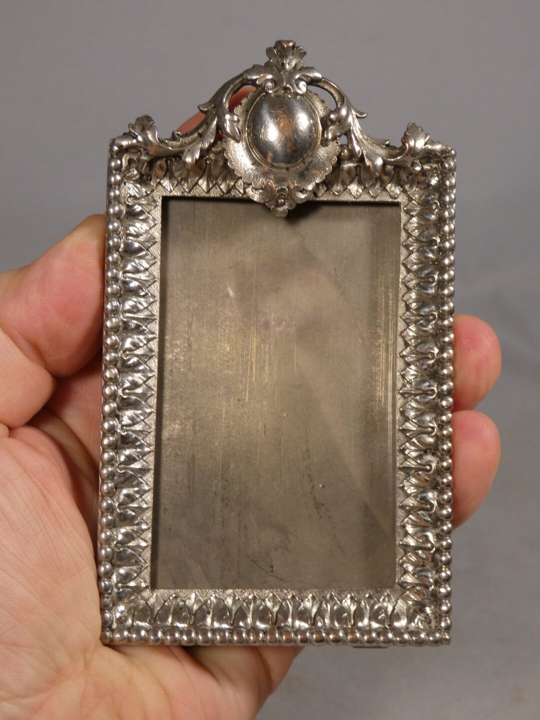 Cadre photo de style Louis XVI en bronze argenté, époque début XX ème – Image 3