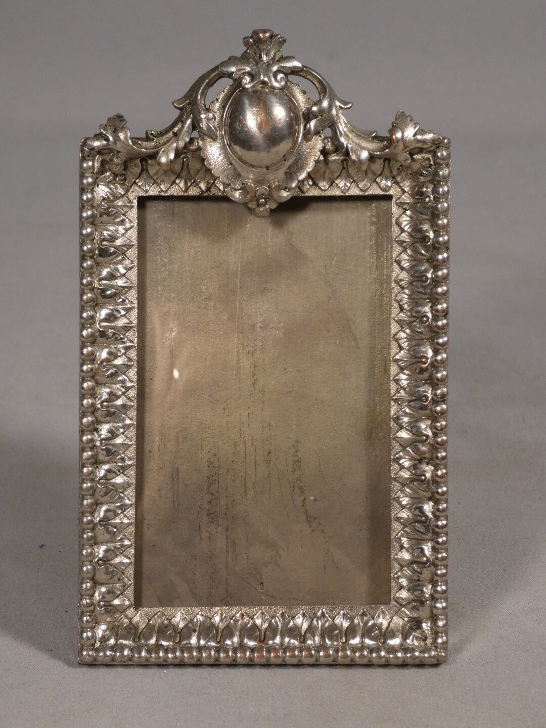 Cadre photo de style Louis XVI en bronze argenté, époque début XX ème – Image 2
