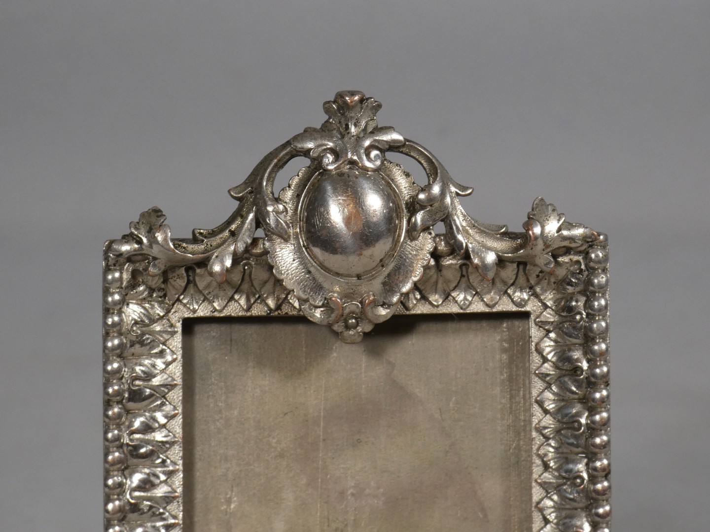 Cadre photo de style Louis XVI en bronze argenté, époque début XX ème – Image 4