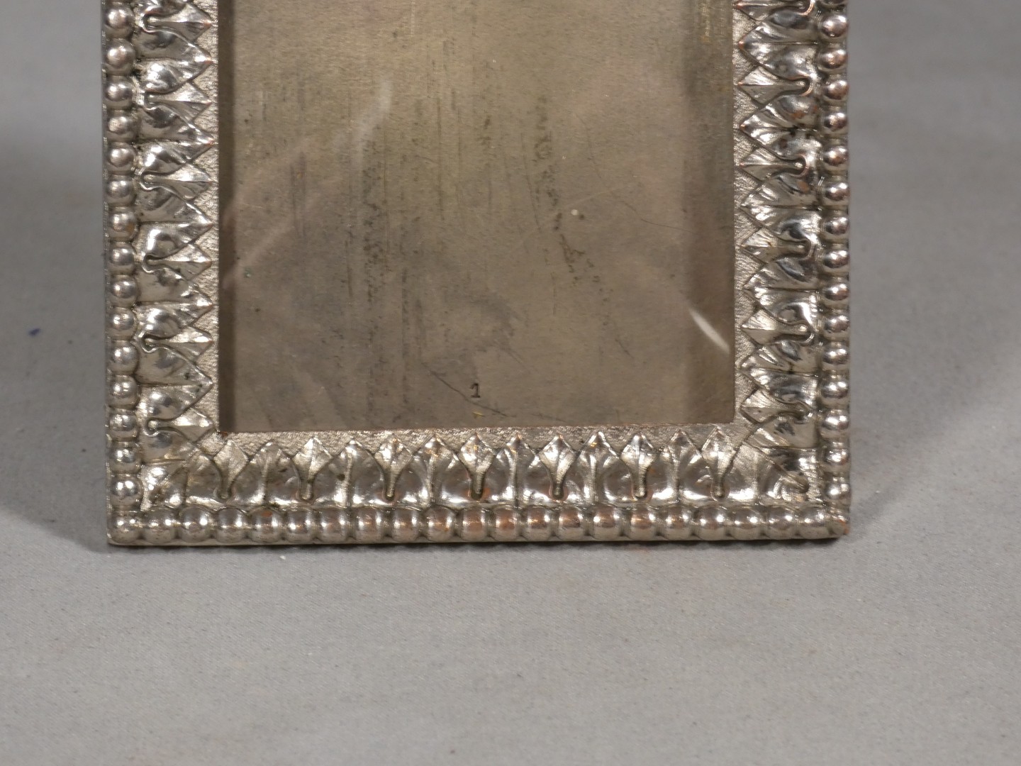 Cadre photo de style Louis XVI en bronze argenté, époque début XX ème – Image 5