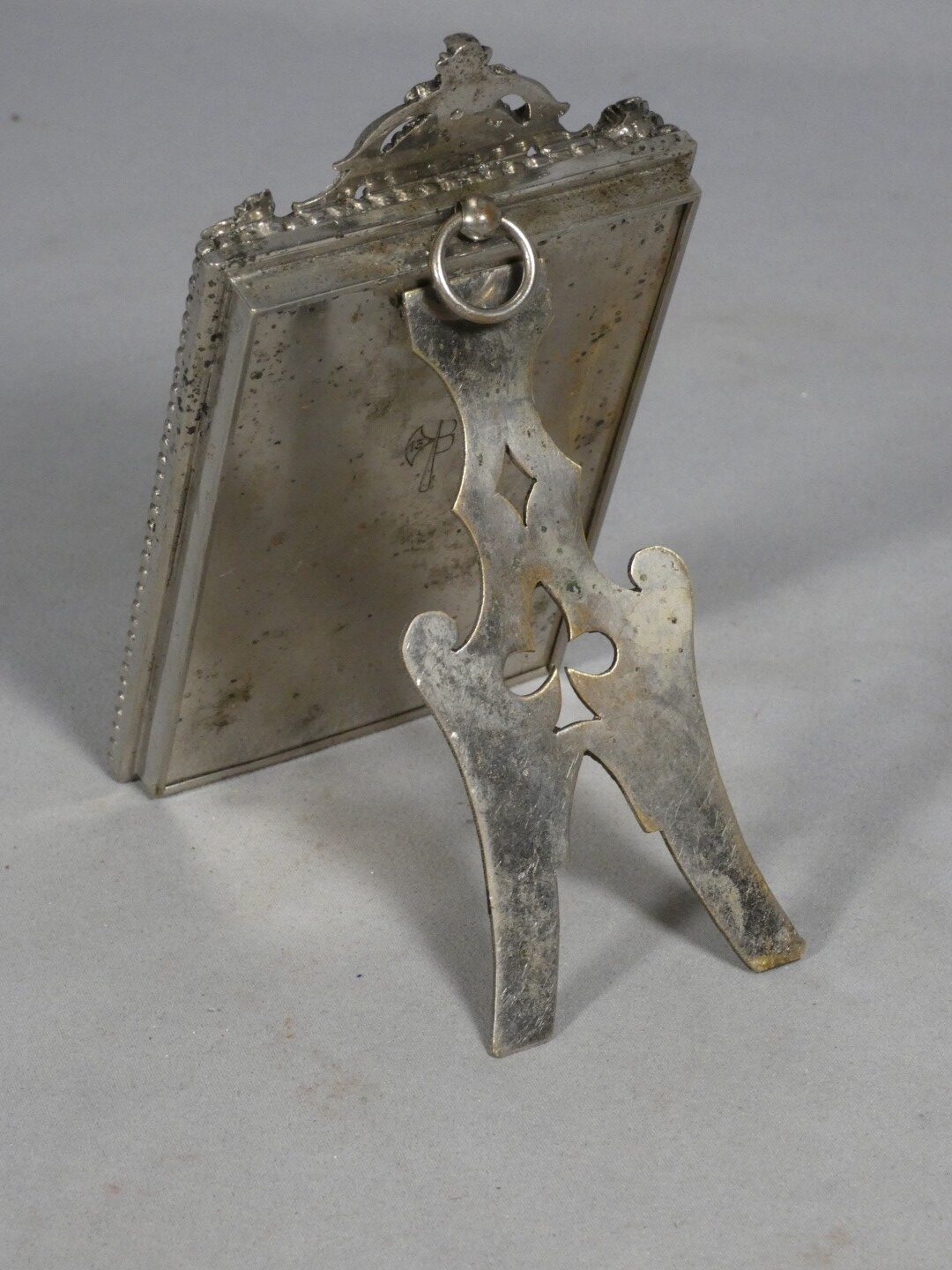Cadre photo de style Louis XVI en bronze argenté, époque début XX ème – Image 8