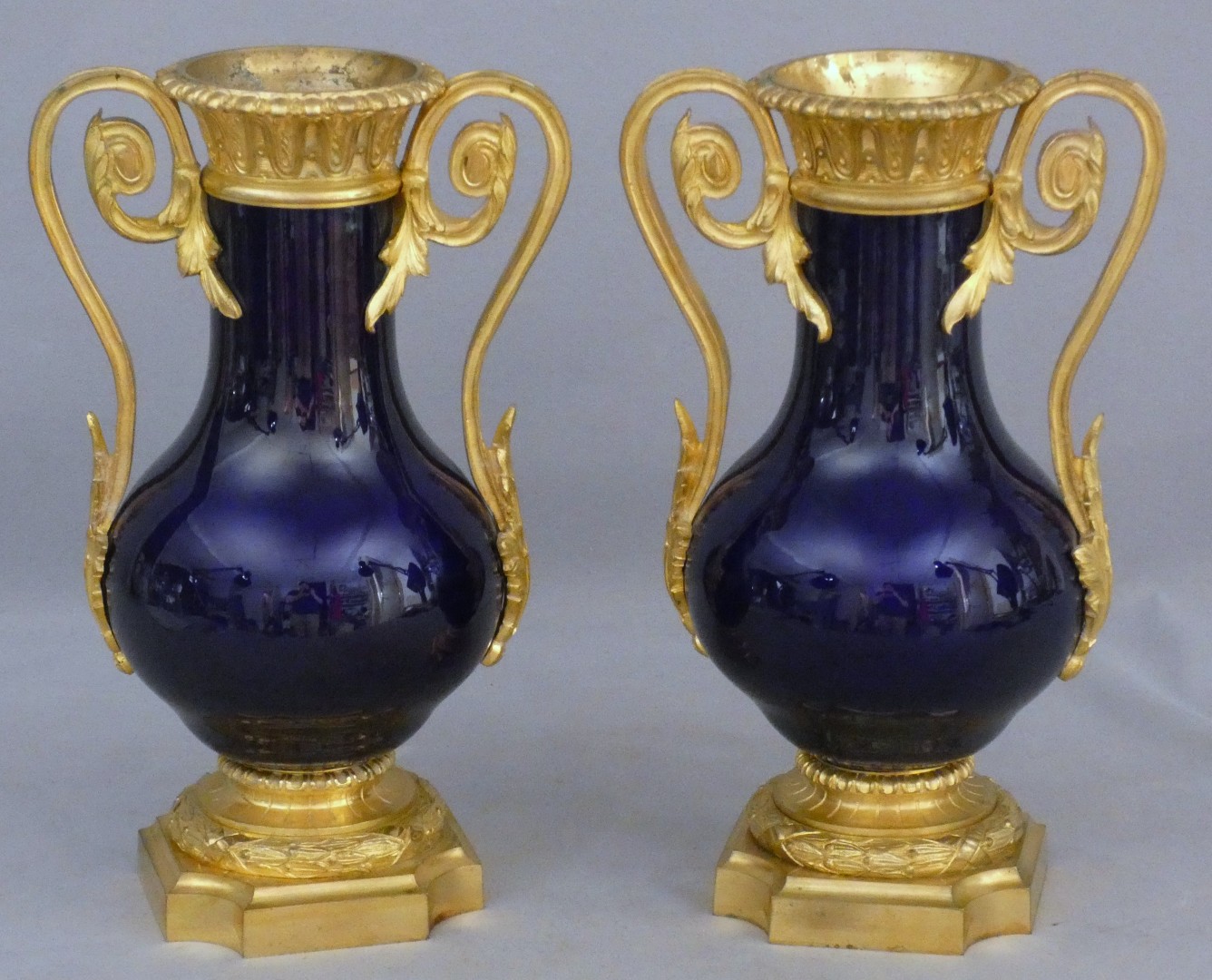 Paire de vases cassolettes en porcelaine bleu cobalt et bronze doré – Époque Charles X 1830
