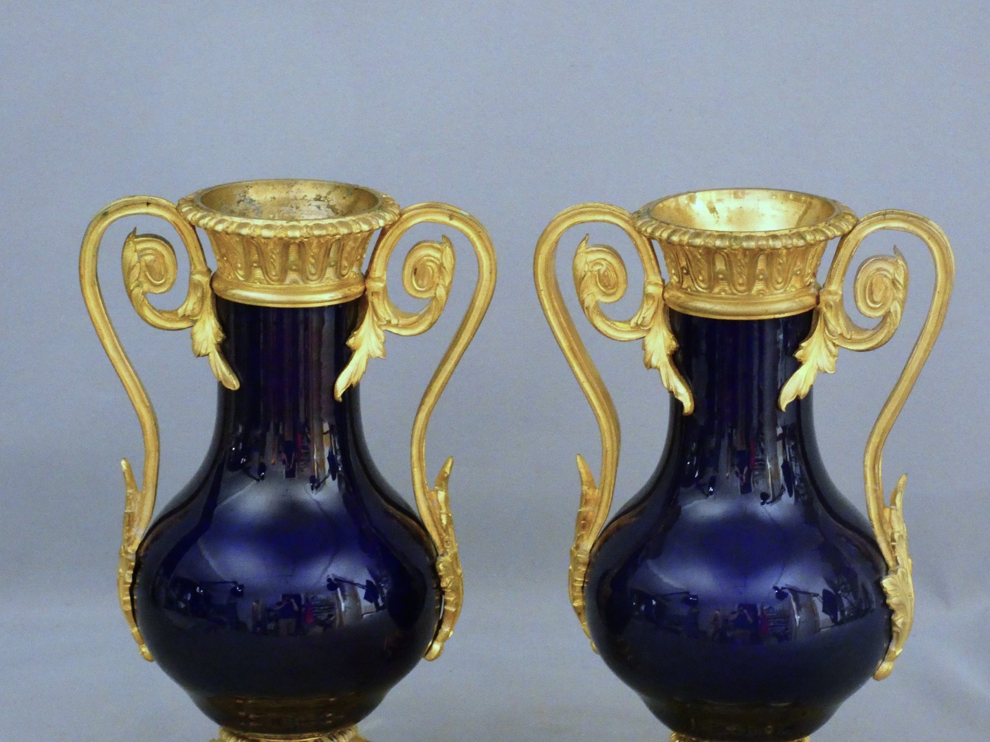 Paire de vases cassolettes en porcelaine bleu cobalt et bronze doré – Époque Charles X 1830 – Image 2