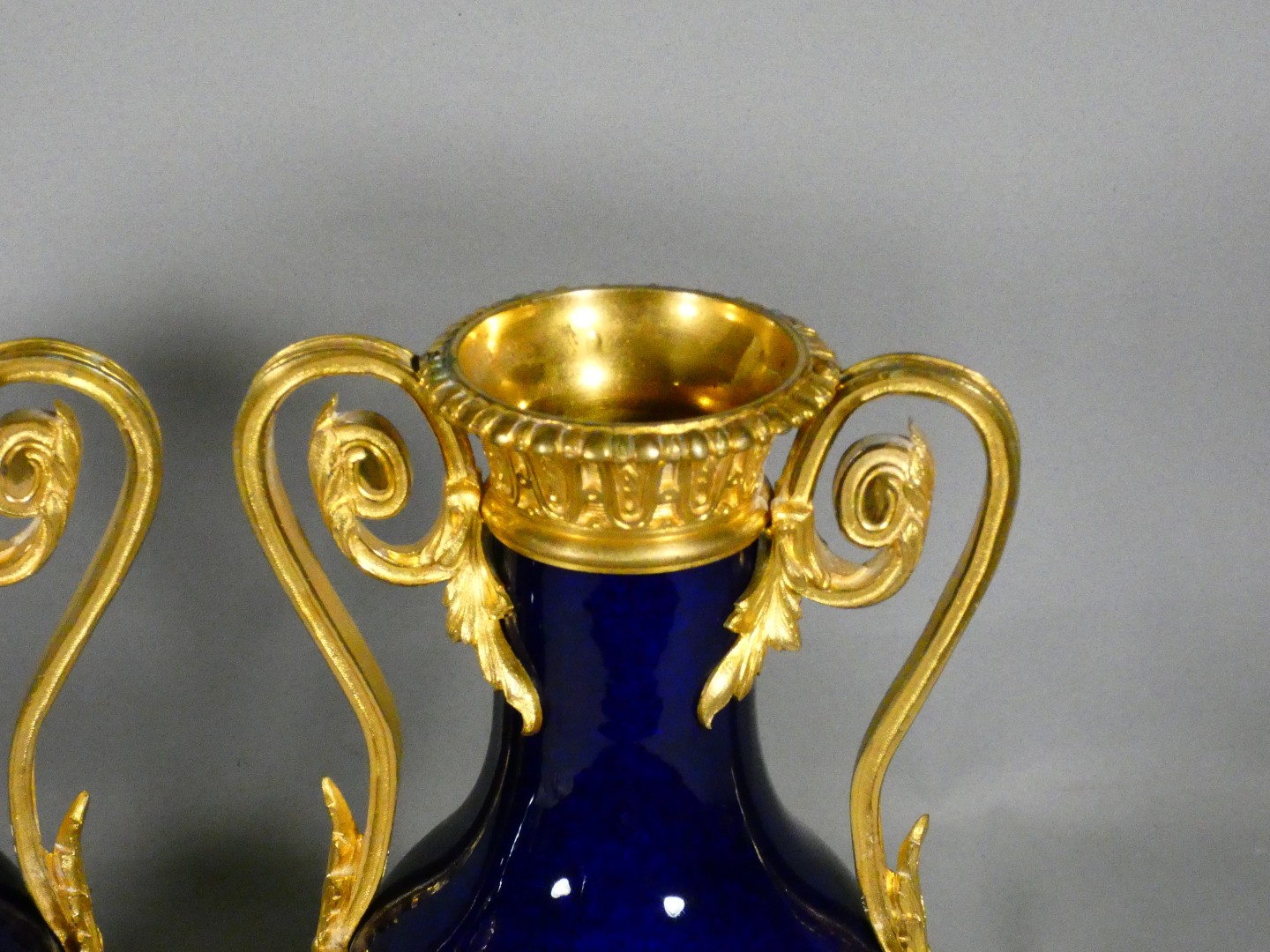 Paire de vases cassolettes en porcelaine bleu cobalt et bronze doré – Époque Charles X 1830 – Image 3