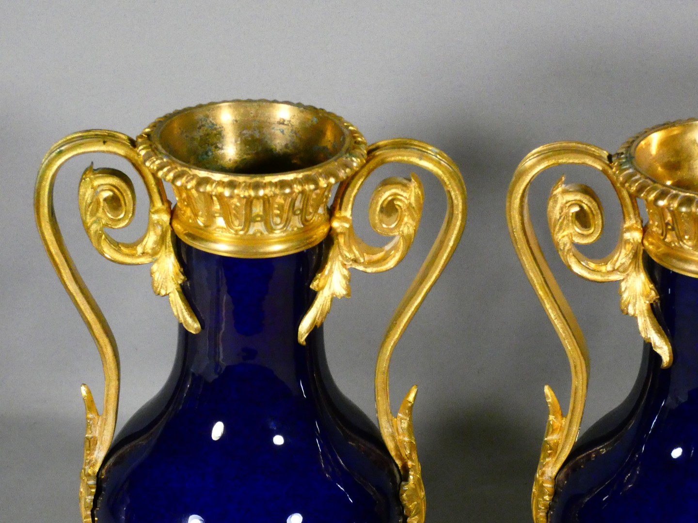 Paire de vases cassolettes en porcelaine bleu cobalt et bronze doré – Époque Charles X 1830 – Image 8