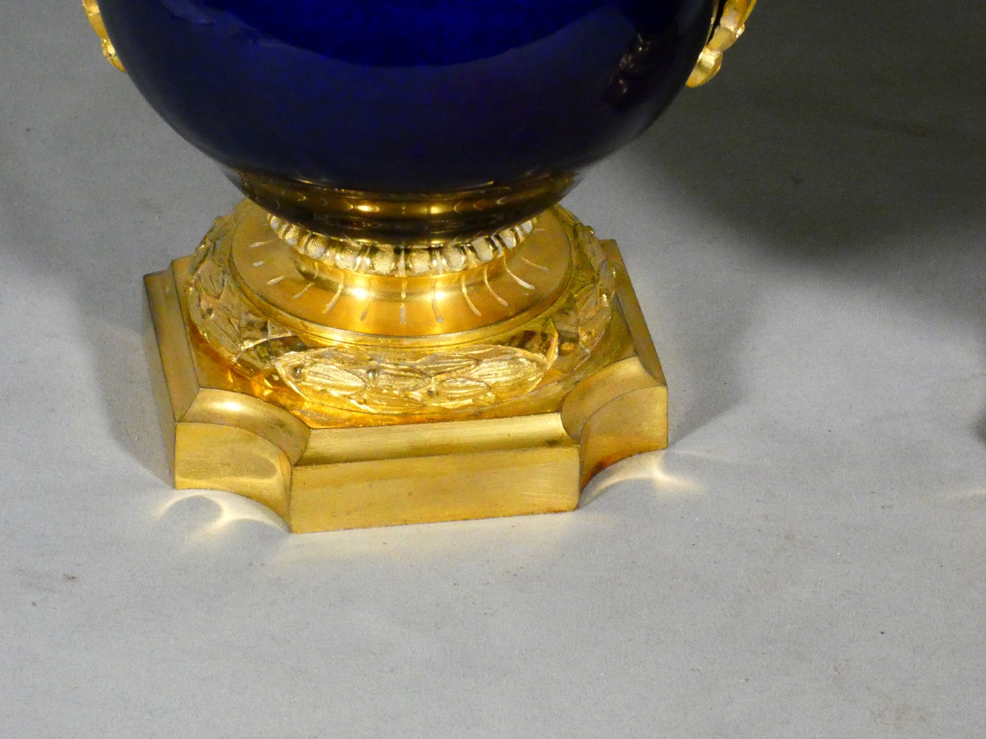 Paire de vases cassolettes en porcelaine bleu cobalt et bronze doré – Époque Charles X 1830 – Image 7