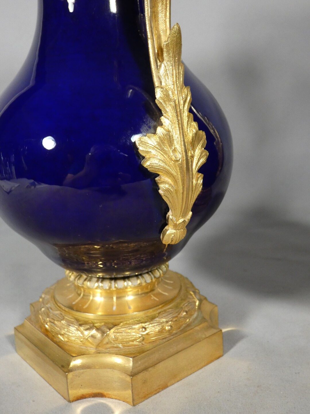 Paire de vases cassolettes en porcelaine bleu cobalt et bronze doré – Époque Charles X 1830 – Image 6