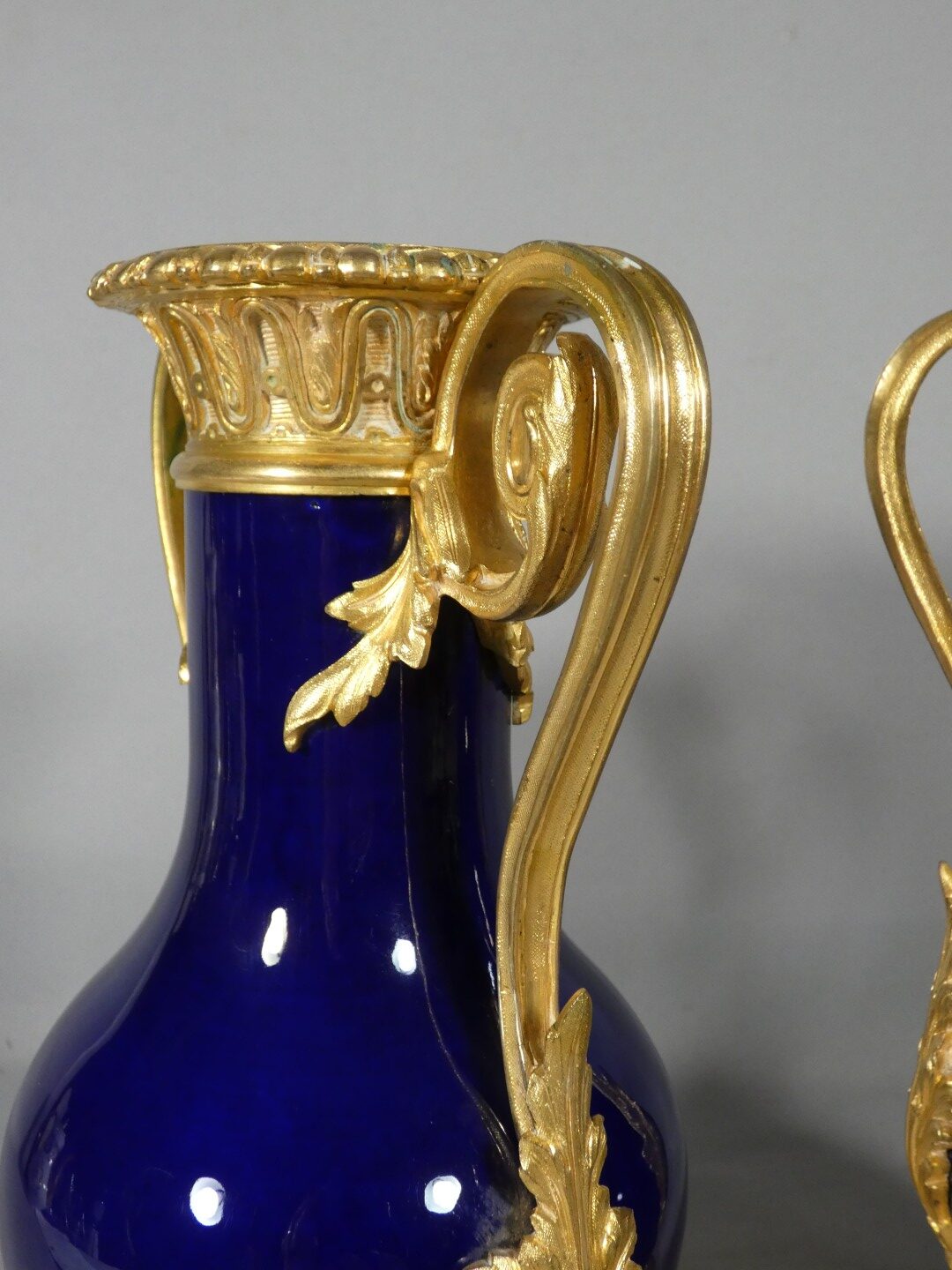 Paire de vases cassolettes en porcelaine bleu cobalt et bronze doré – Époque Charles X 1830 – Image 5