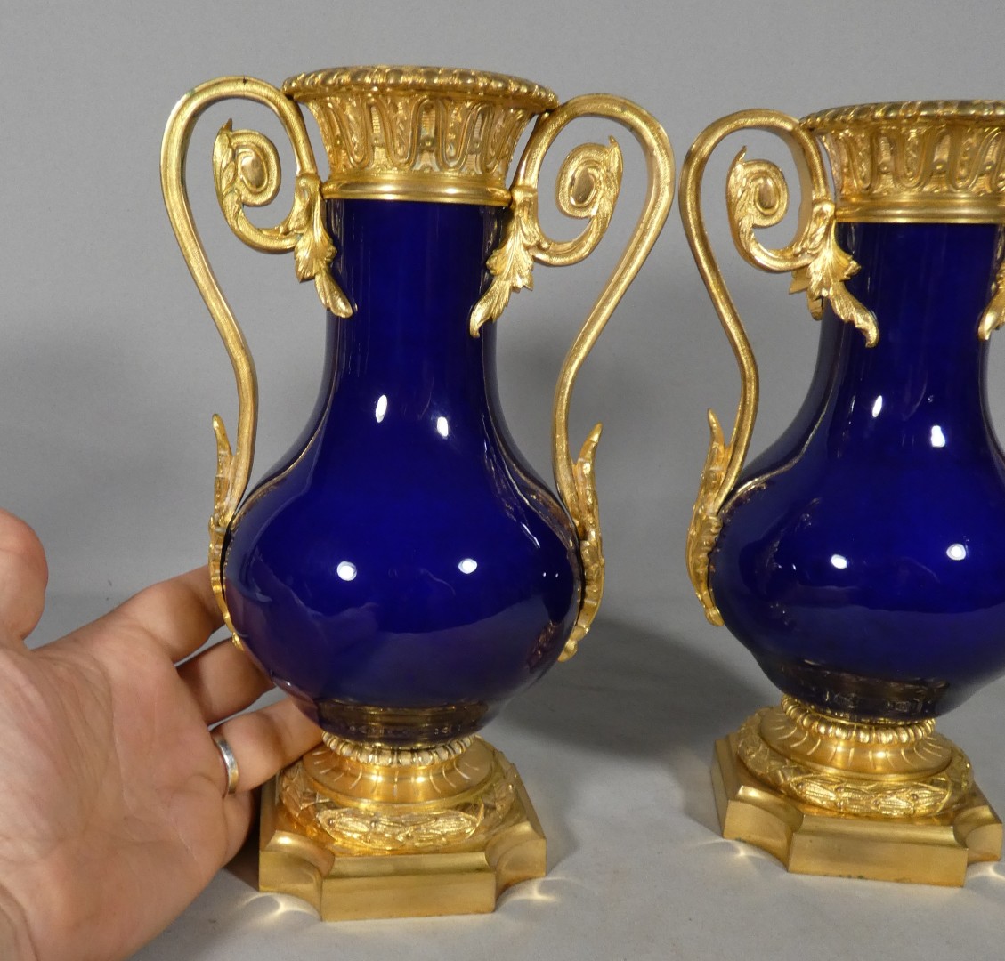 Paire de vases cassolettes en porcelaine bleu cobalt et bronze doré – Époque Charles X 1830 – Image 4