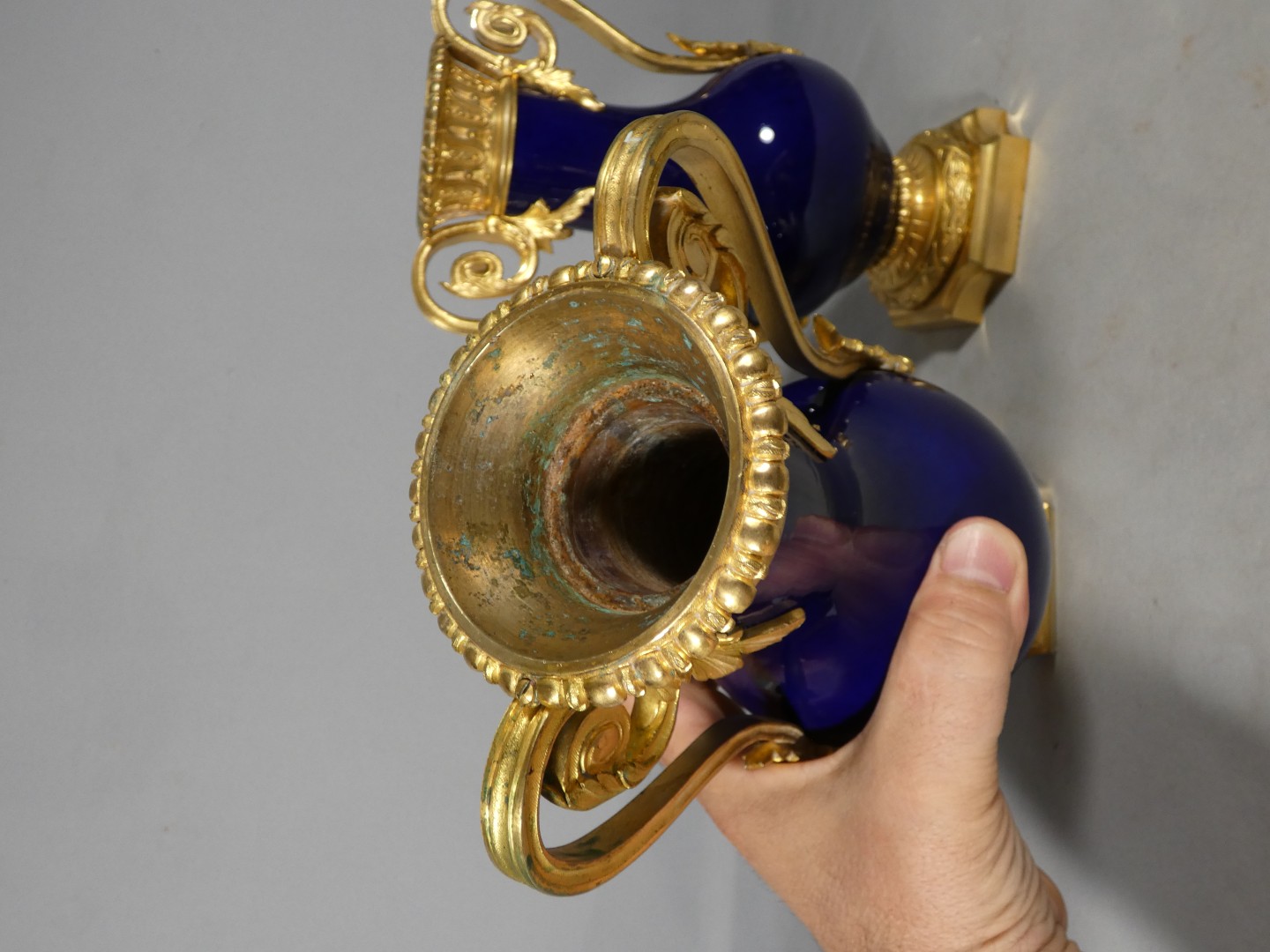 Paire de vases cassolettes en porcelaine bleu cobalt et bronze doré – Époque Charles X 1830 – Image 9