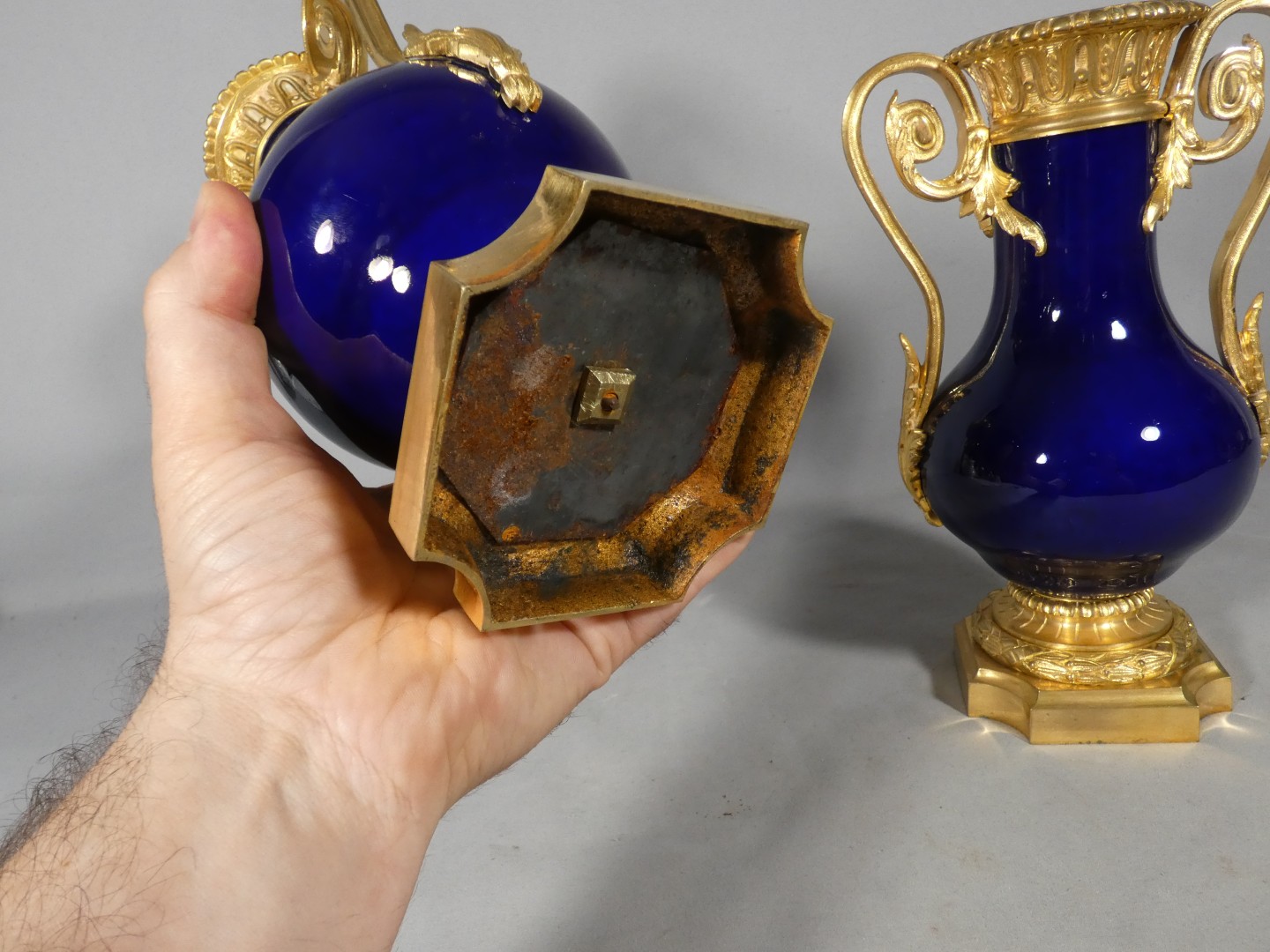 Paire de vases cassolettes en porcelaine bleu cobalt et bronze doré – Époque Charles X 1830 – Image 10