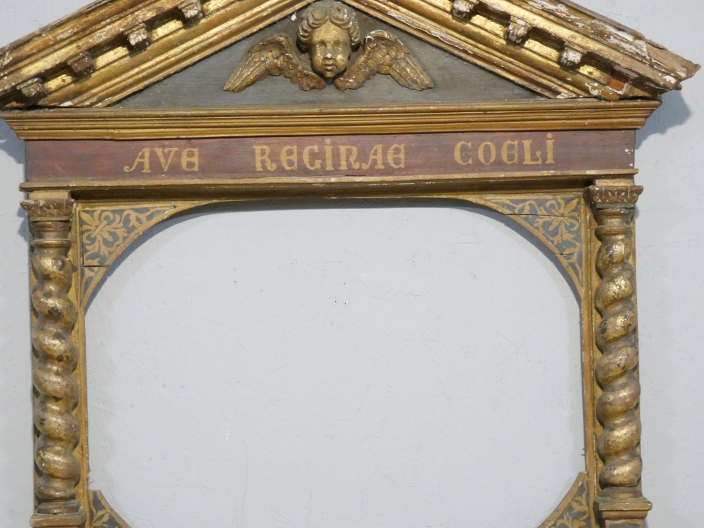 Important cadre-retable marial en bois sculpté, polychromé et doré – XVIIe siècle – Image 3