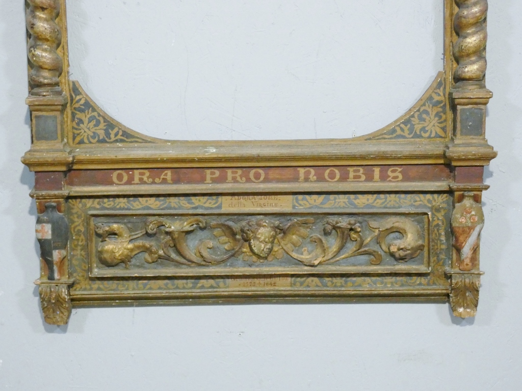 Important cadre-retable marial en bois sculpté, polychromé et doré – XVIIe siècle – Image 5