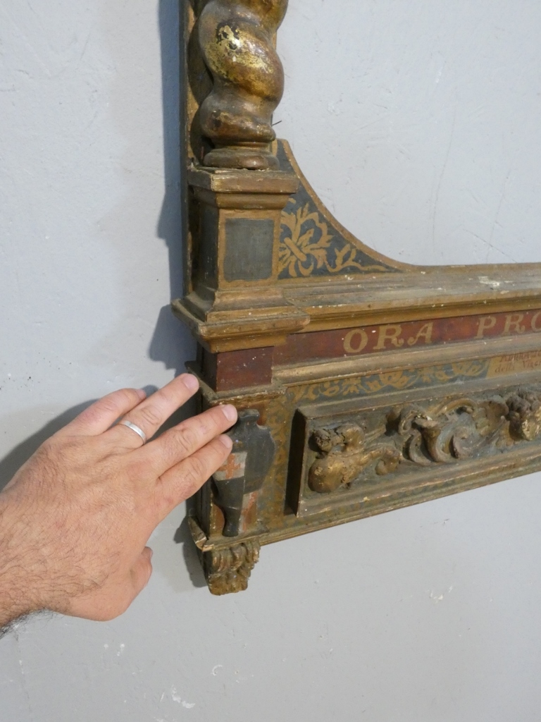 Important cadre-retable marial en bois sculpté, polychromé et doré – XVIIe siècle – Image 17