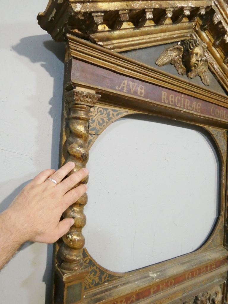 Important cadre-retable marial en bois sculpté, polychromé et doré – XVIIe siècle – Image 4