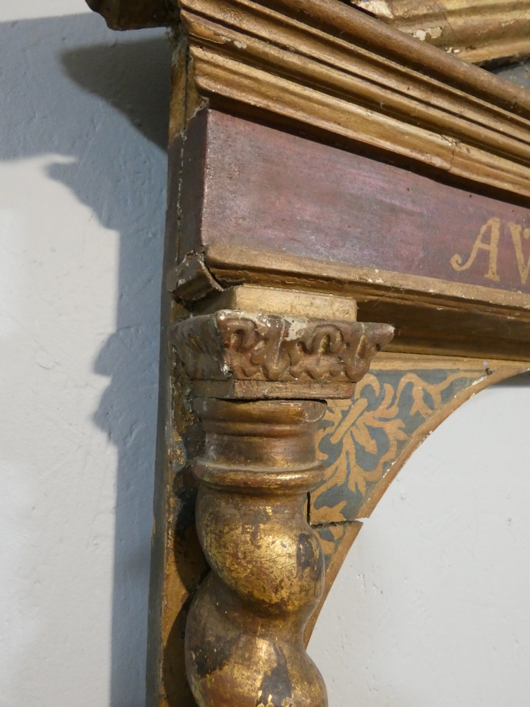 Important cadre-retable marial en bois sculpté, polychromé et doré – XVIIe siècle – Image 7