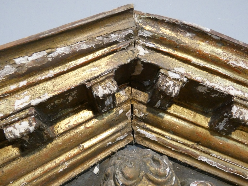 Important cadre-retable marial en bois sculpté, polychromé et doré – XVIIe siècle – Image 15