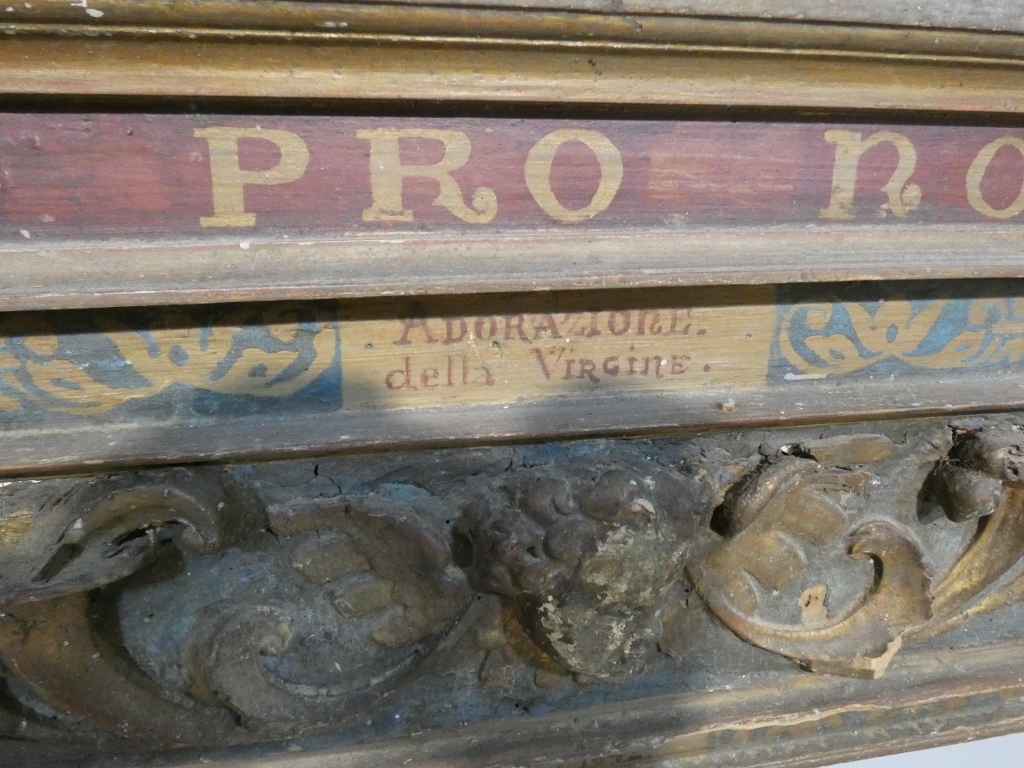 Important cadre-retable marial en bois sculpté, polychromé et doré – XVIIe siècle – Image 14