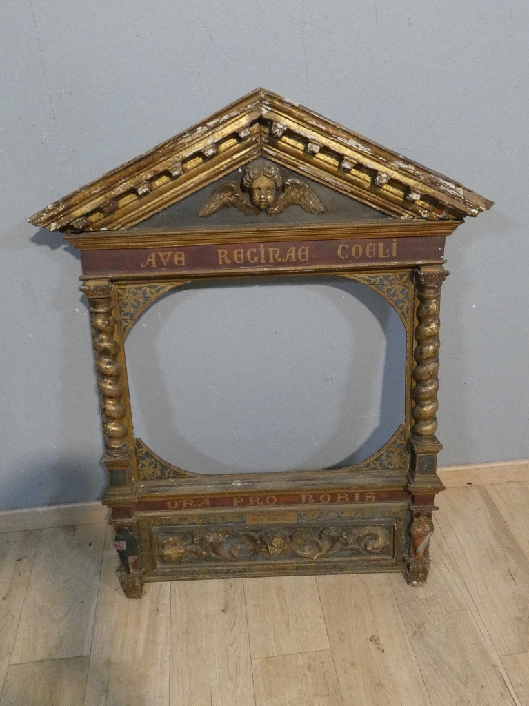 Important cadre-retable marial en bois sculpté, polychromé et doré – XVIIe siècle – Image 16