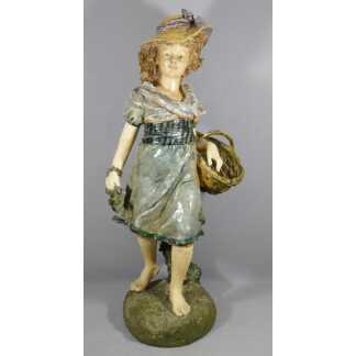 96 cm! Grande statue Art Nouveau en céramique polychrome jeune fille au panier, vers 1900