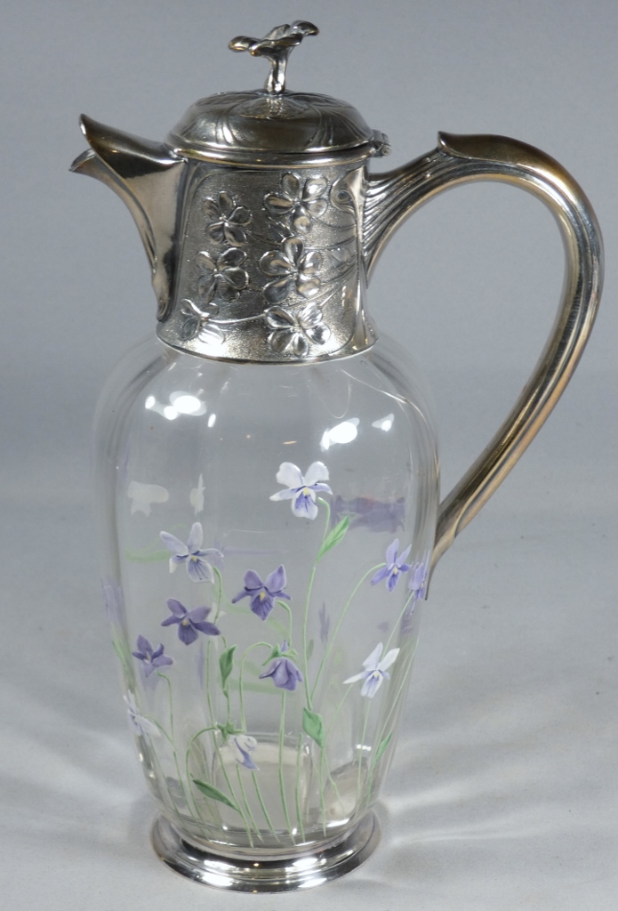 Christofle Gallia, aiguière métal argenté et verre émaillé aux violettes, époque début XX ème