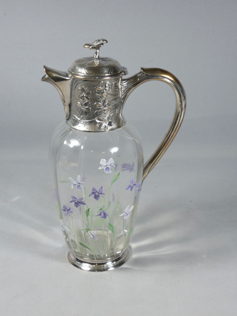 Christofle Gallia, aiguière métal argenté et verre émaillé aux violettes, époque début XX ème – Image 2