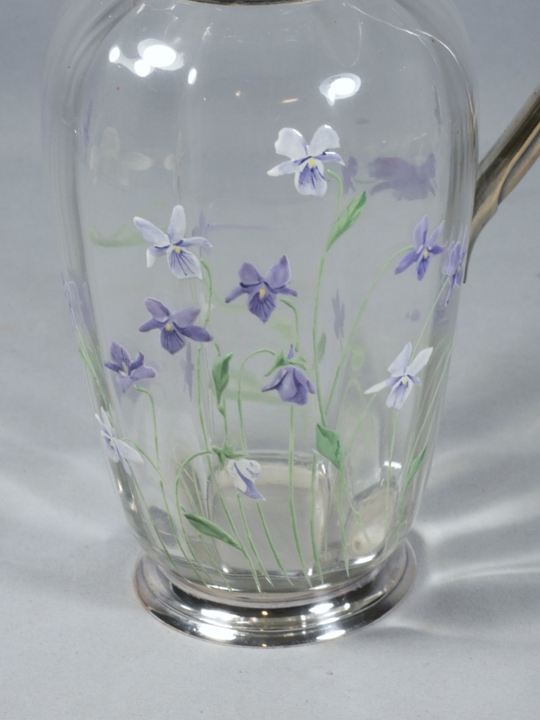 Christofle Gallia, aiguière métal argenté et verre émaillé aux violettes, époque début XX ème – Image 3