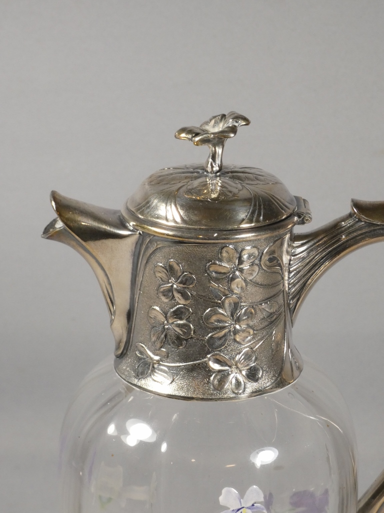Christofle Gallia, aiguière métal argenté et verre émaillé aux violettes, époque début XX ème – Image 9