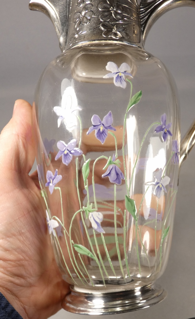 Christofle Gallia, aiguière métal argenté et verre émaillé aux violettes, époque début XX ème – Image 8