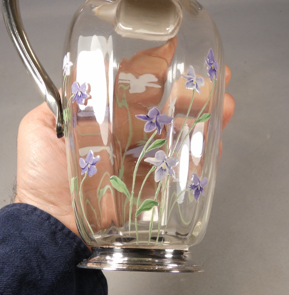 Christofle Gallia, aiguière métal argenté et verre émaillé aux violettes, époque début XX ème – Image 7