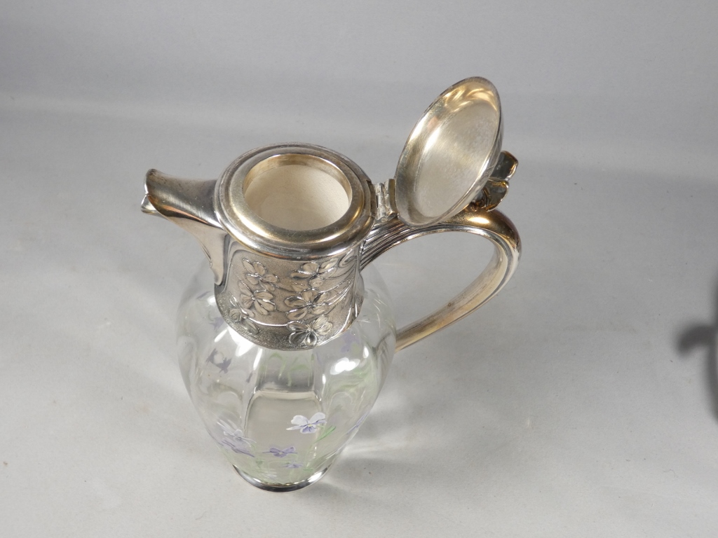 Christofle Gallia, aiguière métal argenté et verre émaillé aux violettes, époque début XX ème – Image 4