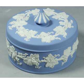 Wedgwood, coffret en biscuit de porcelaine bleu et blanc, époque milieu XX ème