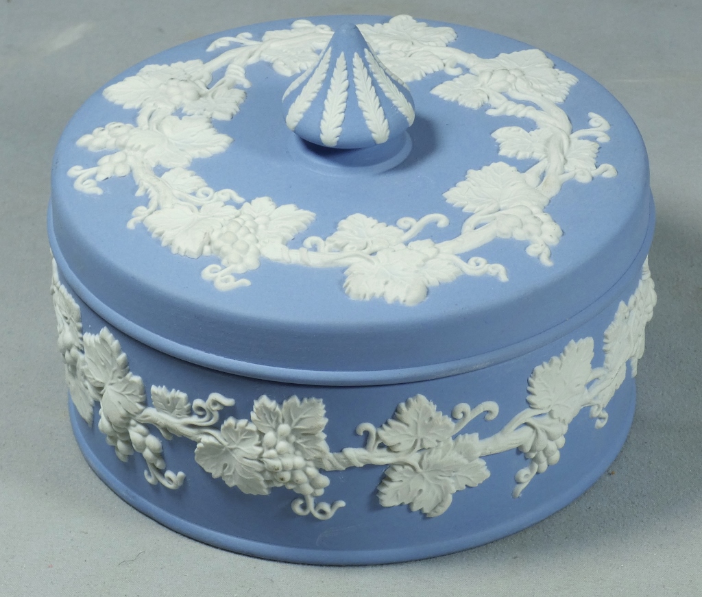 Wedgwood, coffret en biscuit de porcelaine bleu et blanc, époque milieu XX ème