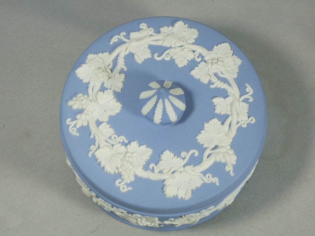 Wedgwood, coffret en biscuit de porcelaine bleu et blanc, époque milieu XX ème – Image 2