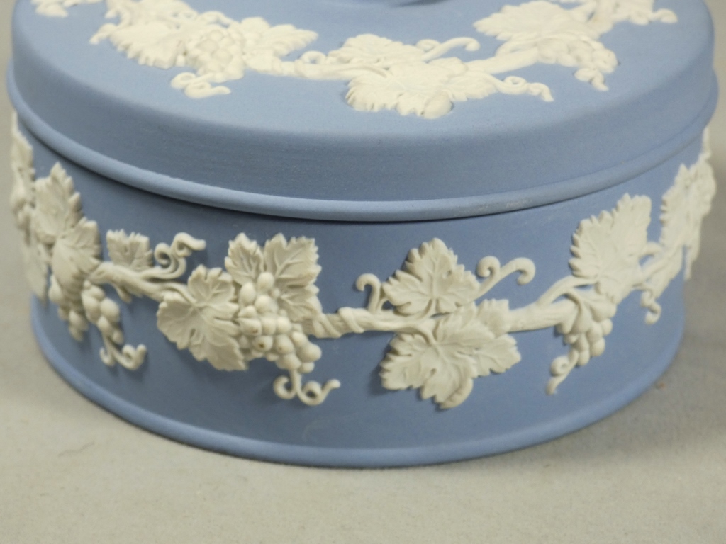Wedgwood, coffret en biscuit de porcelaine bleu et blanc, époque milieu XX ème – Image 3