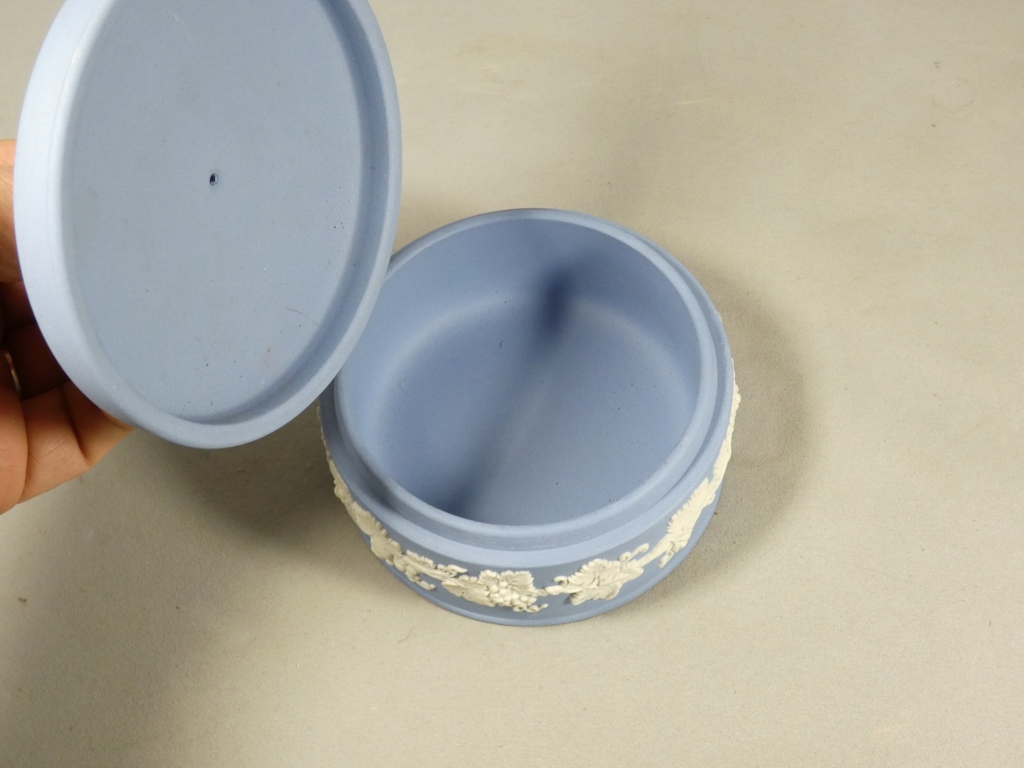 Wedgwood, coffret en biscuit de porcelaine bleu et blanc, époque milieu XX ème – Image 6