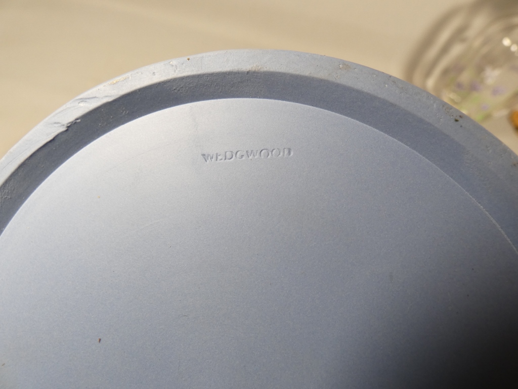 Wedgwood, coffret en biscuit de porcelaine bleu et blanc, époque milieu XX ème – Image 5