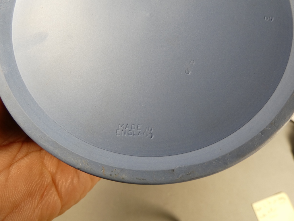 Wedgwood, coffret en biscuit de porcelaine bleu et blanc, époque milieu XX ème – Image 4