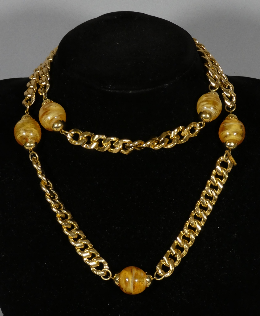 Yves Saint Laurent, collier sautoir vintage 1980 en métal doré et perles verre, YSL