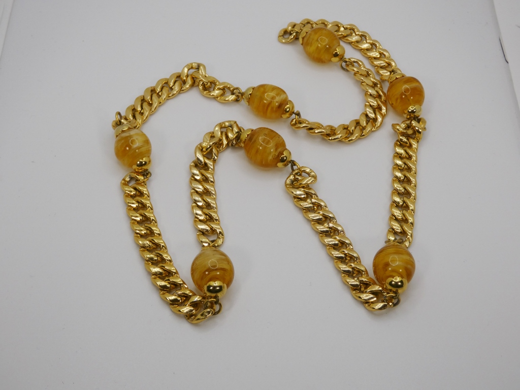 Yves Saint Laurent, collier sautoir vintage 1980 en métal doré et perles verre, YSL – Image 2
